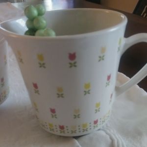 Set Tulip design creamer and small bowl.